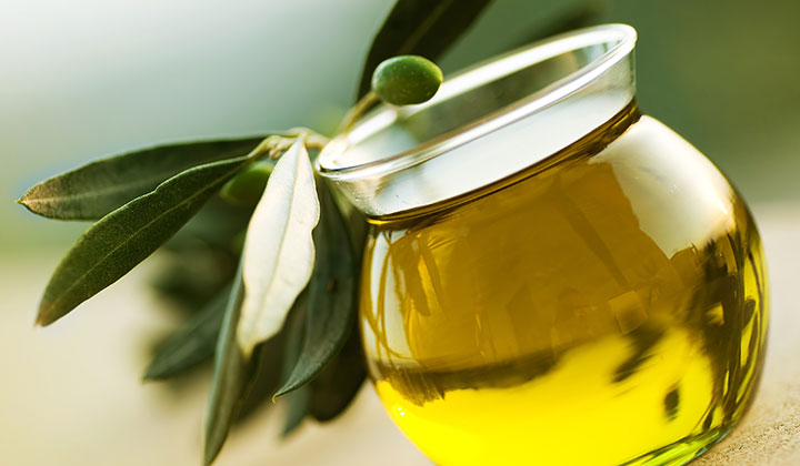 olive-oil-with-olive-leaf